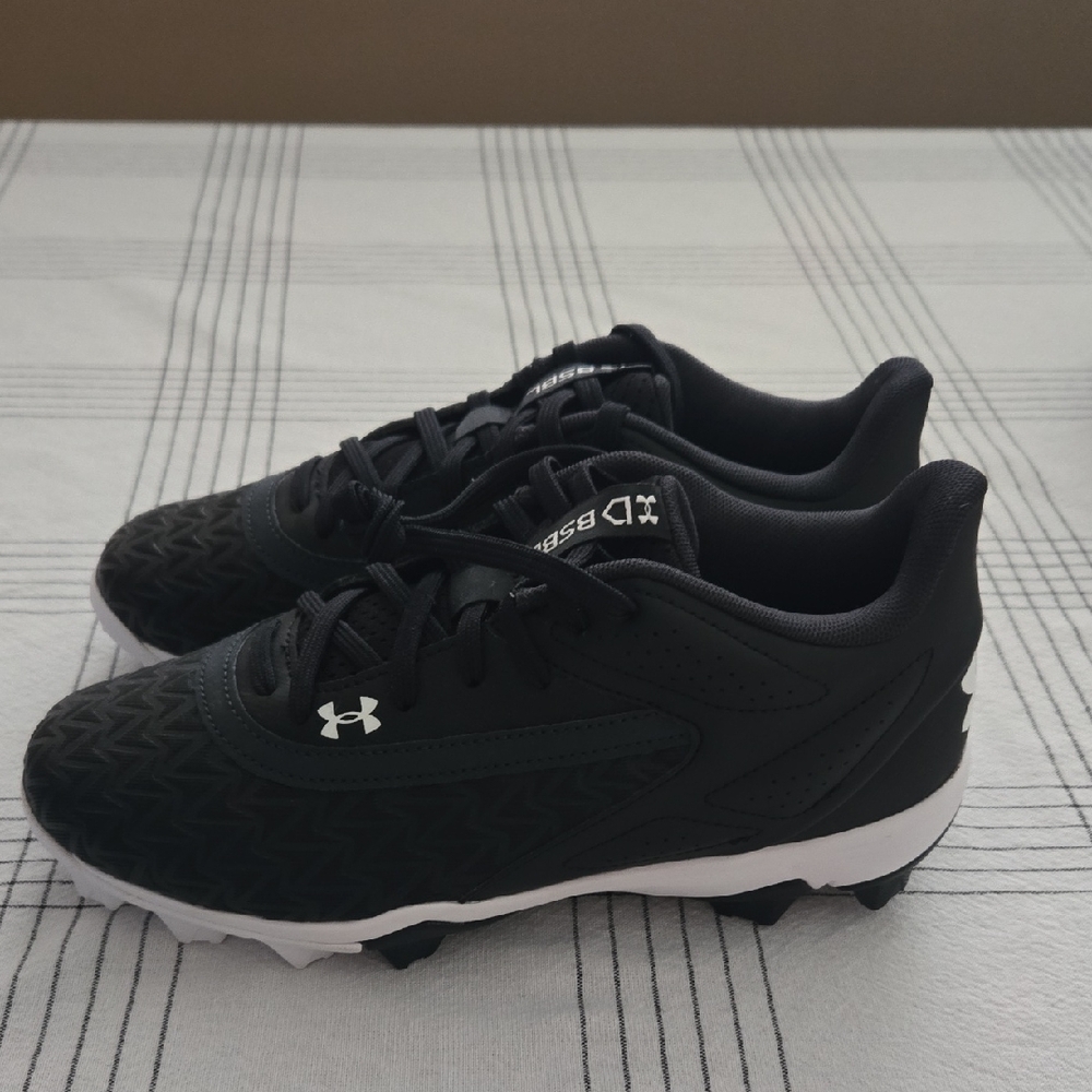 Under Armour Black and White Sports Cleats